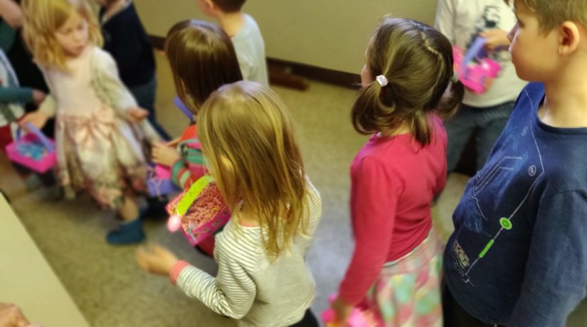 kinderen in een rij cultuurdag img 20190413 133900 bokeh 825x460